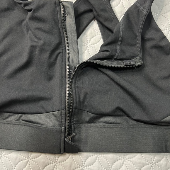 2X Black Fabletics Sports Bra w Front Zipper - Picture 3 of 3